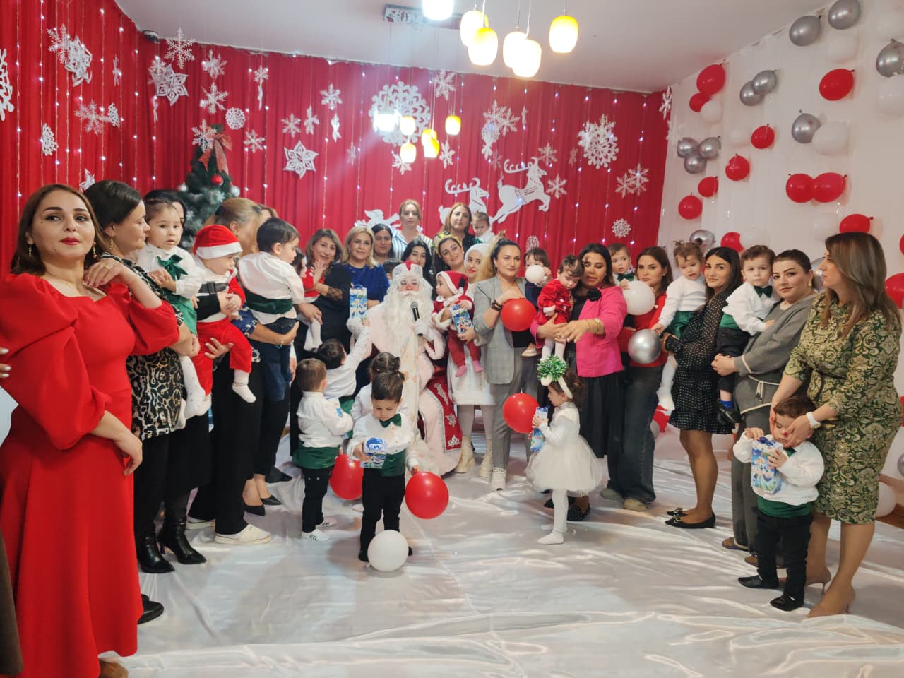 Nəsimi rayonunda körpələr üçün Yeni il şənliyi təşkil olunub