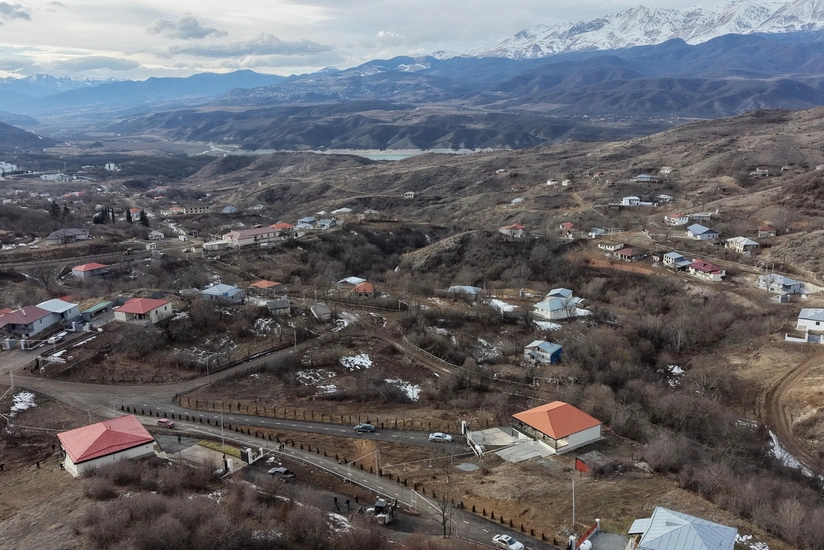 İlham Əliyev Ağdərənin Heyvalı kəndində görülmüş işlərlə tanış olub
