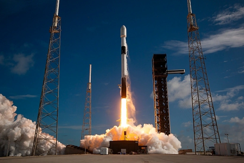 "SpaceX" 29 ədəd "Starlink" mini peykini orbitə çıxarıb