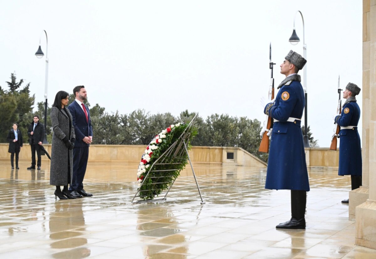ABŞ Vitse-prezidenti və həyat yoldaşı Şəhidlər xiyabanını ziyarət ediblər - FOTO