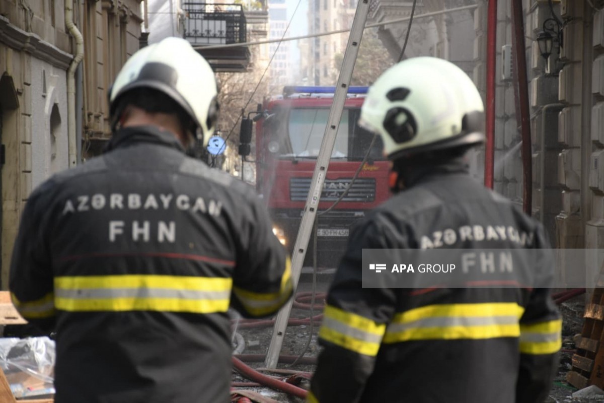 Bakının mərkəzində binada yanğın nəzarət altına alınıb, sakinlər təxliyə edilib, xəsarət alan var