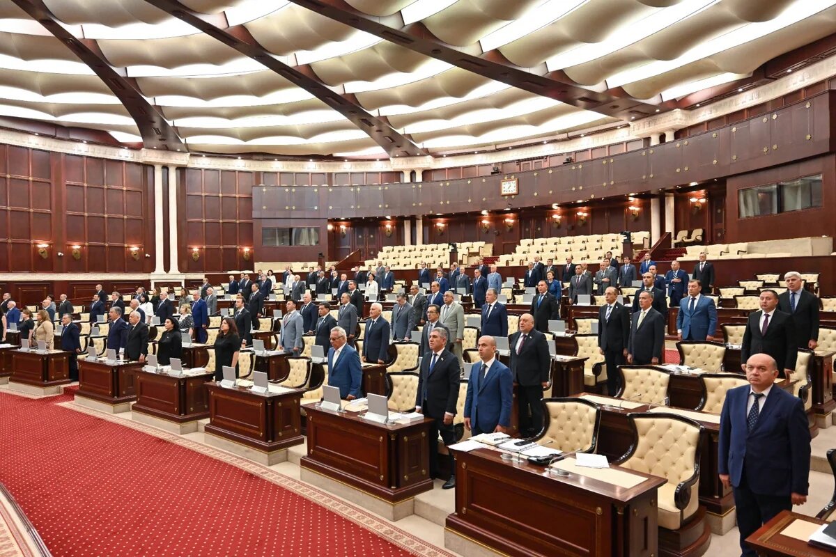 Milli Məclisdə Xocalı soyqırımı qurbanlarının xatirəsi bir dəqiqəlik sükutla yad edilib