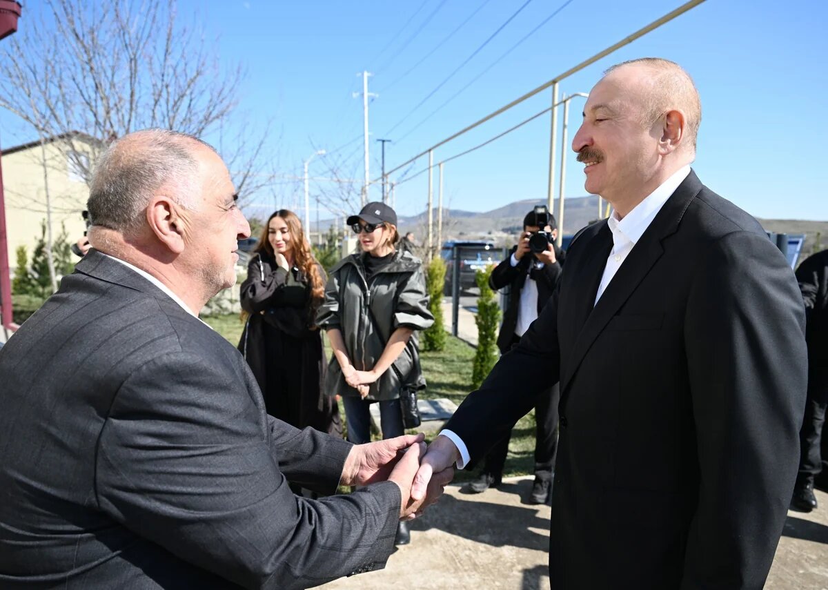 İlham Əliyev Xocavənd kəndində görülmüş işlərlə tanış olub - FOTO