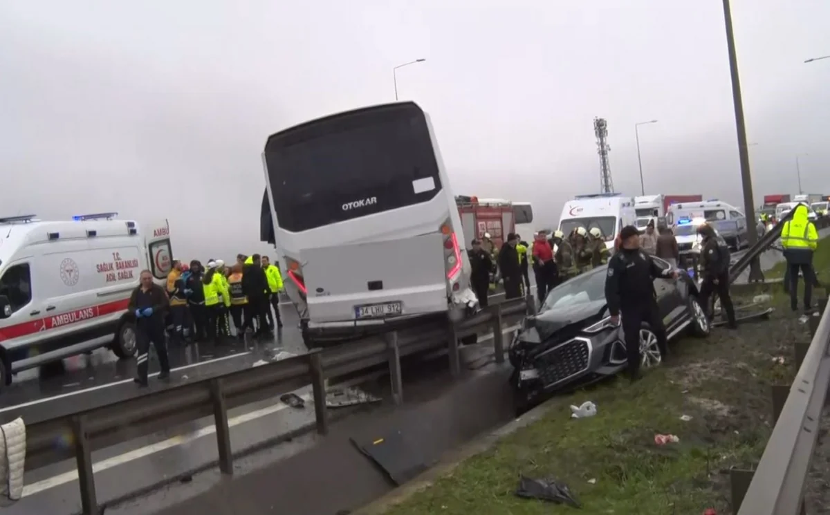 İstanbulda polis avtobusu qəzaya düşüb, 30 nəfər xəsarət alıb