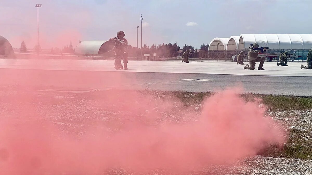 Azərbaycan desantları beynəlxalq təlimdə şərti terrorçunu zərərsizləşdirib və qrup rəhbərini ələ keçirib - VIDEO