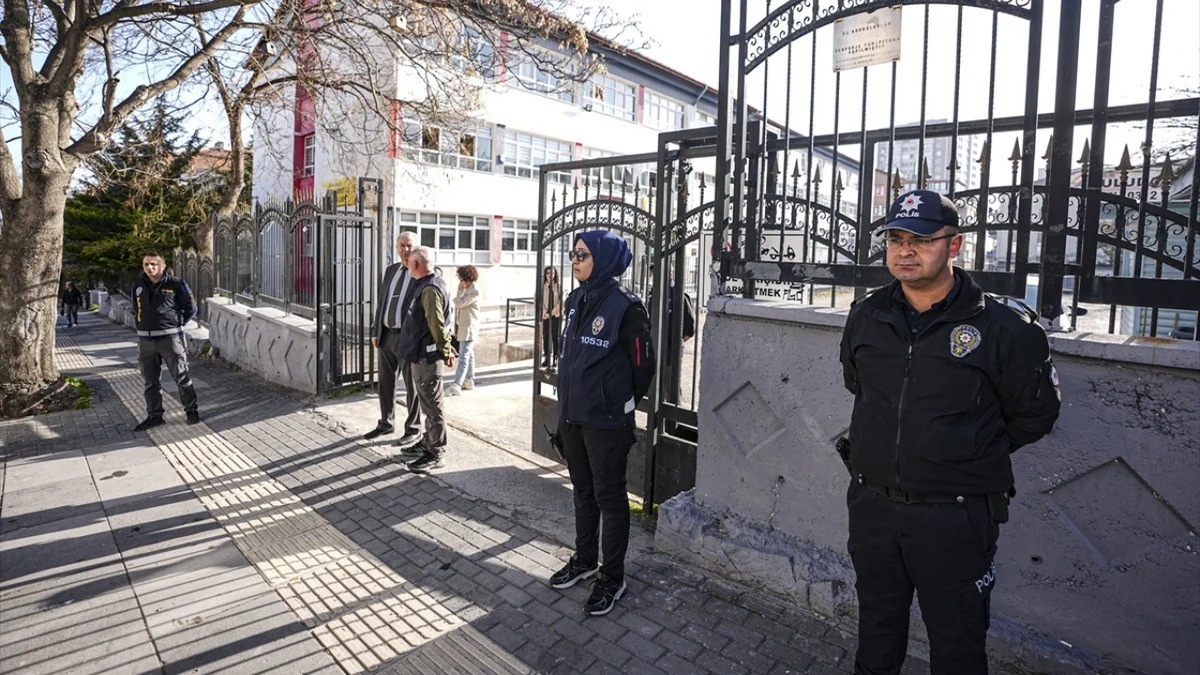 Türkiyədə məktəblərdə polis nəzarəti gücləndirilib