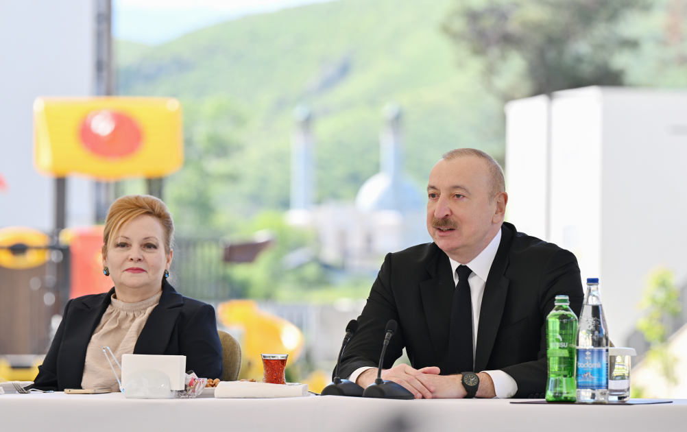 Prezident İlham Əliyev Zəngilan şəhərindəki ilk yaşayış kompleksinə köçən ailələrlə görüşüb