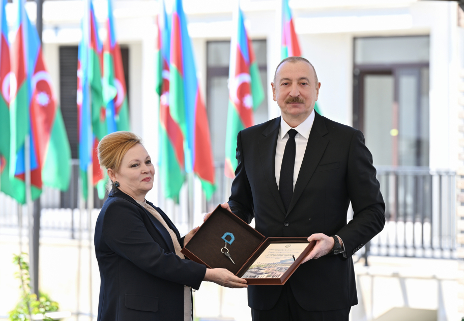 Prezident İlham Əliyev Zəngilan şəhərindəki ilk yaşayış kompleksinə köçən ailələrlə görüşüb