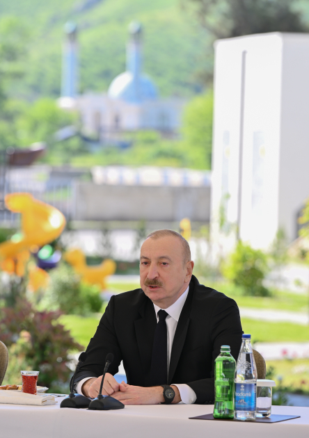 Prezident İlham Əliyev Zəngilan şəhərindəki ilk yaşayış kompleksinə köçən ailələrlə görüşüb