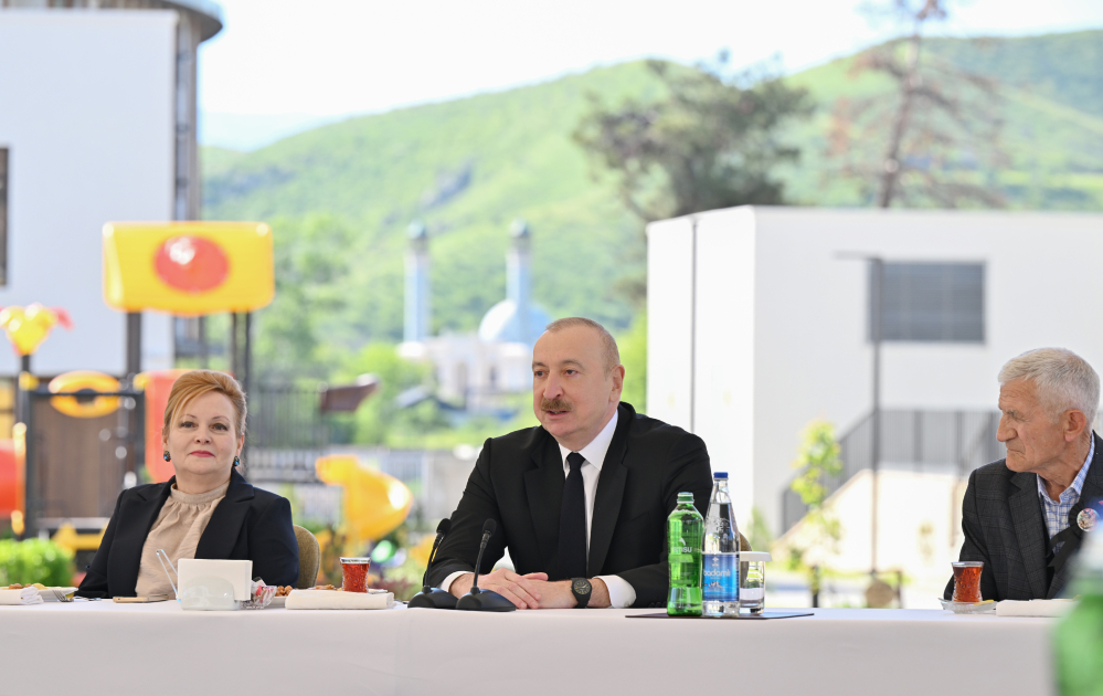 Prezident İlham Əliyev Zəngilan şəhərindəki ilk yaşayış kompleksinə köçən ailələrlə görüşüb