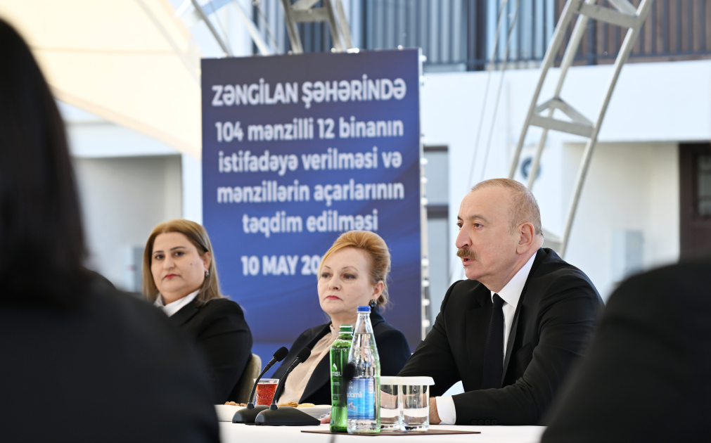 Prezident İlham Əliyev Zəngilan şəhərindəki ilk yaşayış kompleksinə köçən ailələrlə görüşüb